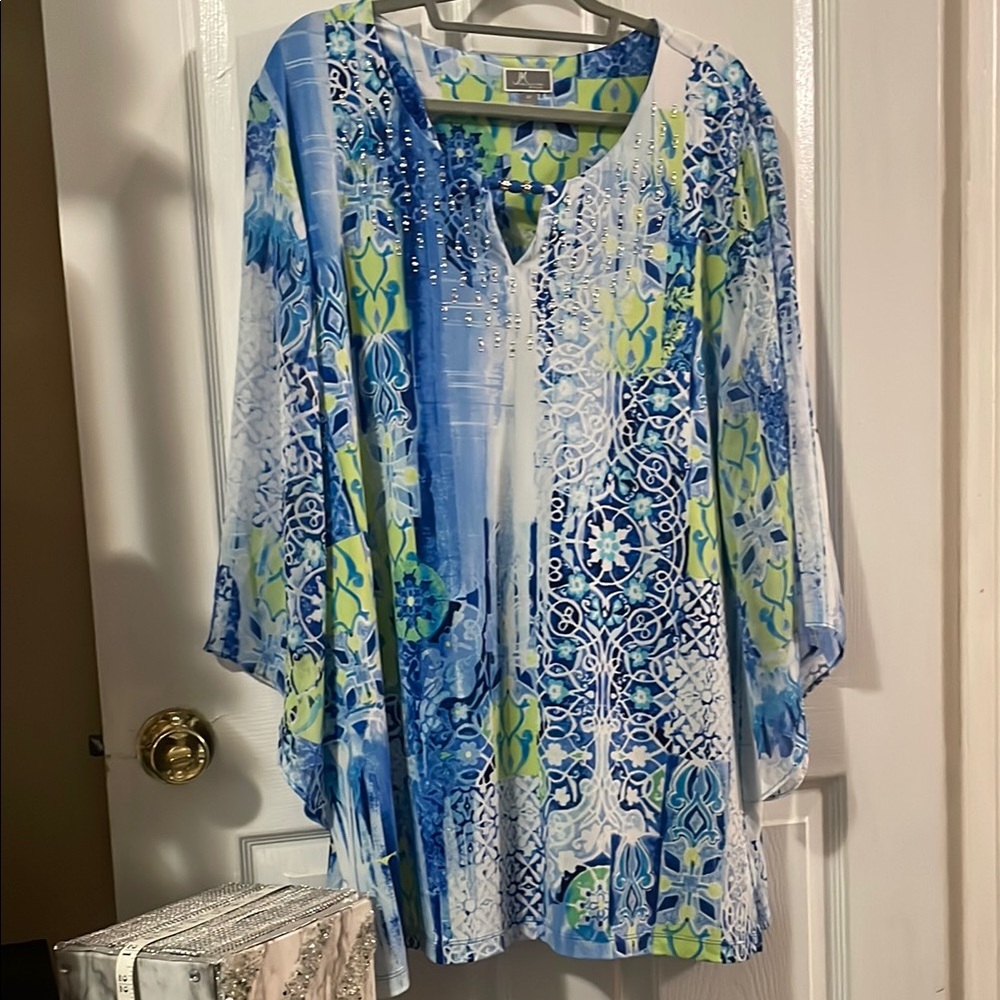 Blue and White Graphic 3/4 Sleeve Tunic
